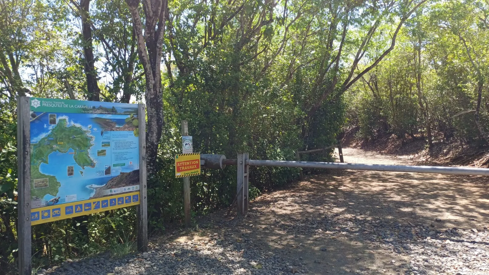 Sentier de randonnée de la presqu'île de la Caravelle, littoral atlantique.