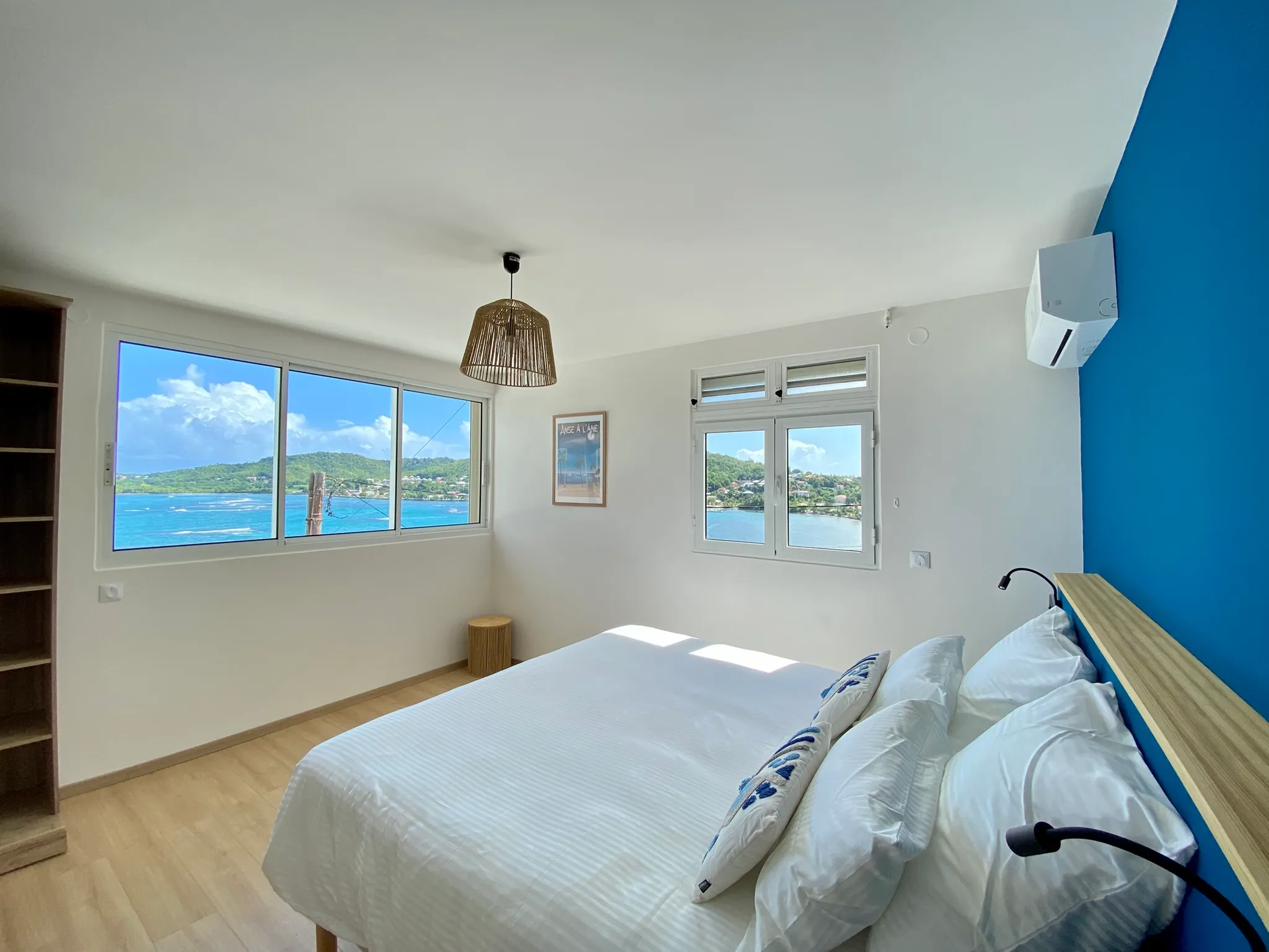 Chambre Lanmè — décor bleu.