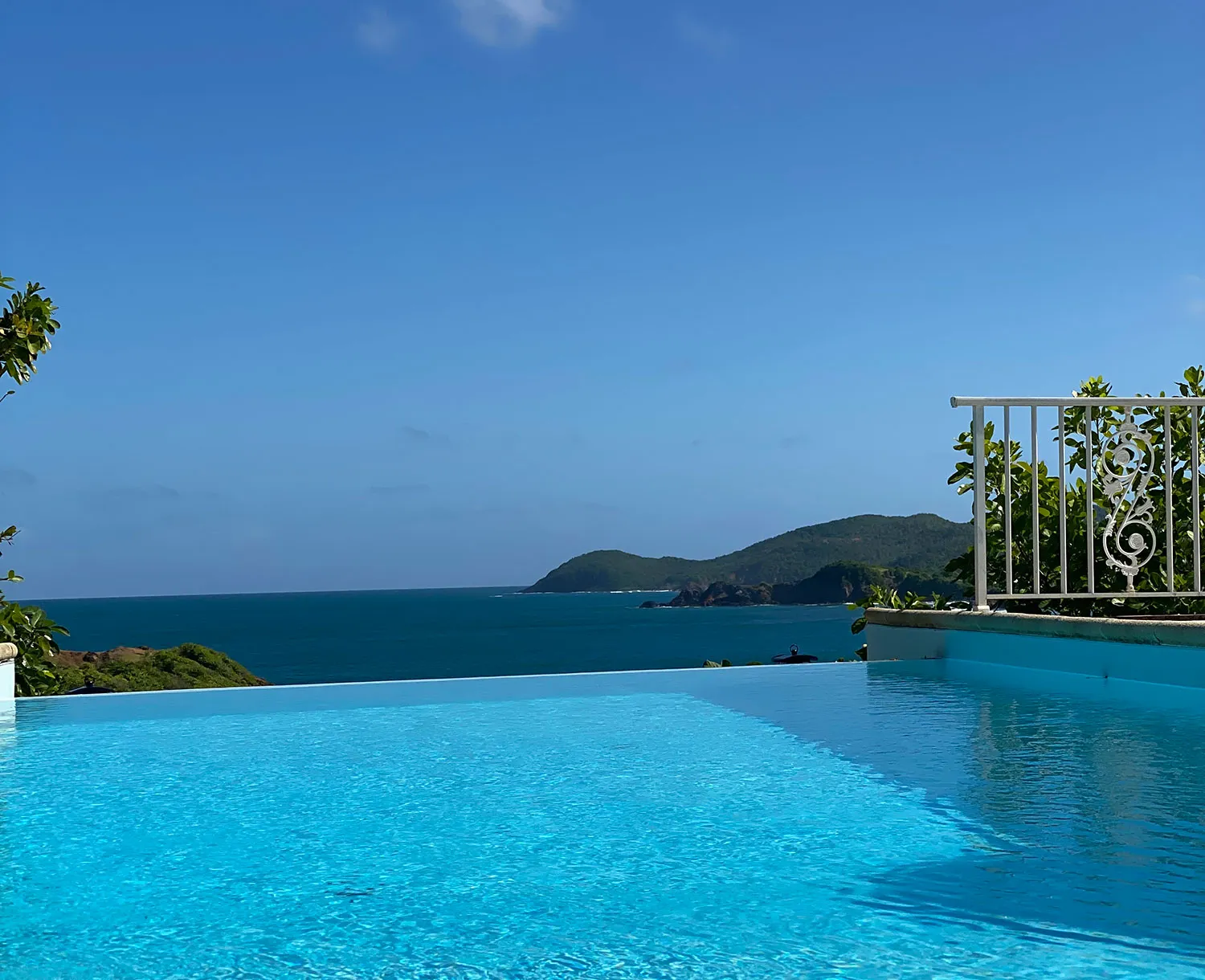 Détail de la piscine à débordement de la Villa Kaïbana au coucher du soleil.