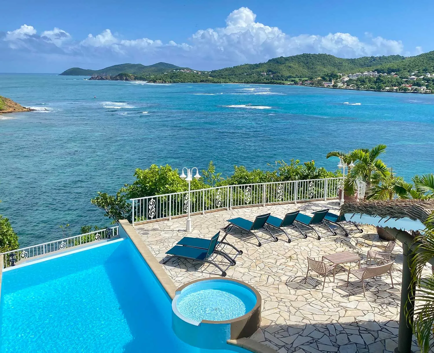 Piscine à débordement de la Villa Kaïbana avec vue sur la baie de Tartane.